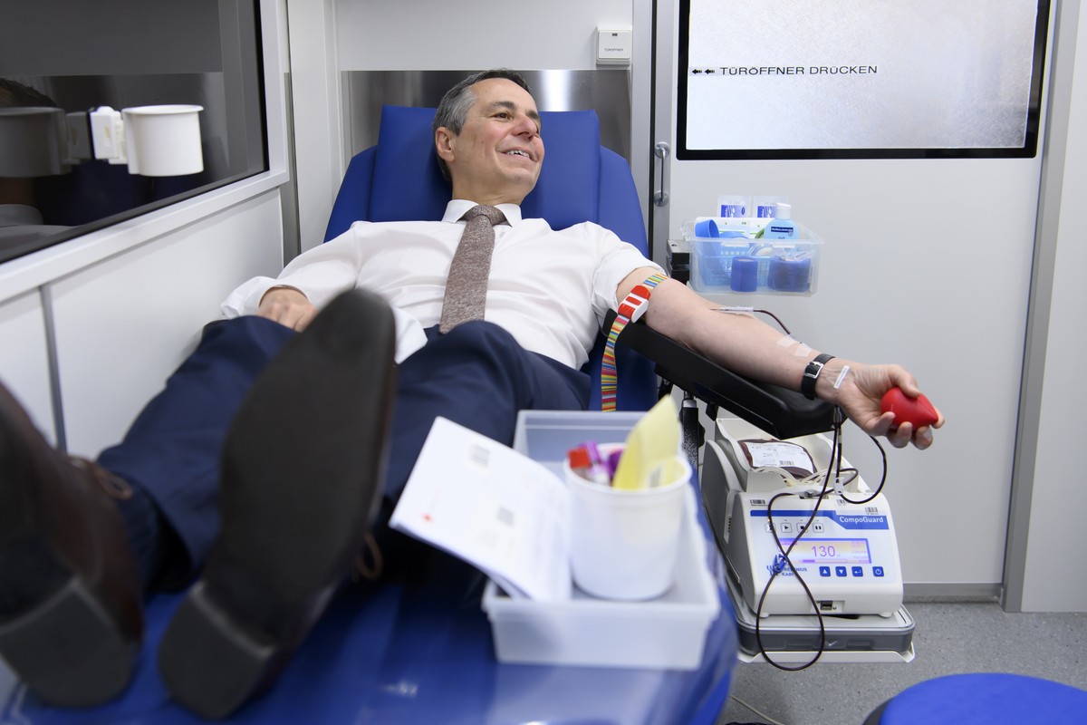 Bundesrat Ignazio Cassis spendet sein Blut, bei einer Blutabnahme im Rahmen des von der Blutspende SRK Schweiz organisierten Weltblutspendetages vom 14. Juni, am Donnerstag, 10. Juni 2021, in einem Bl ...