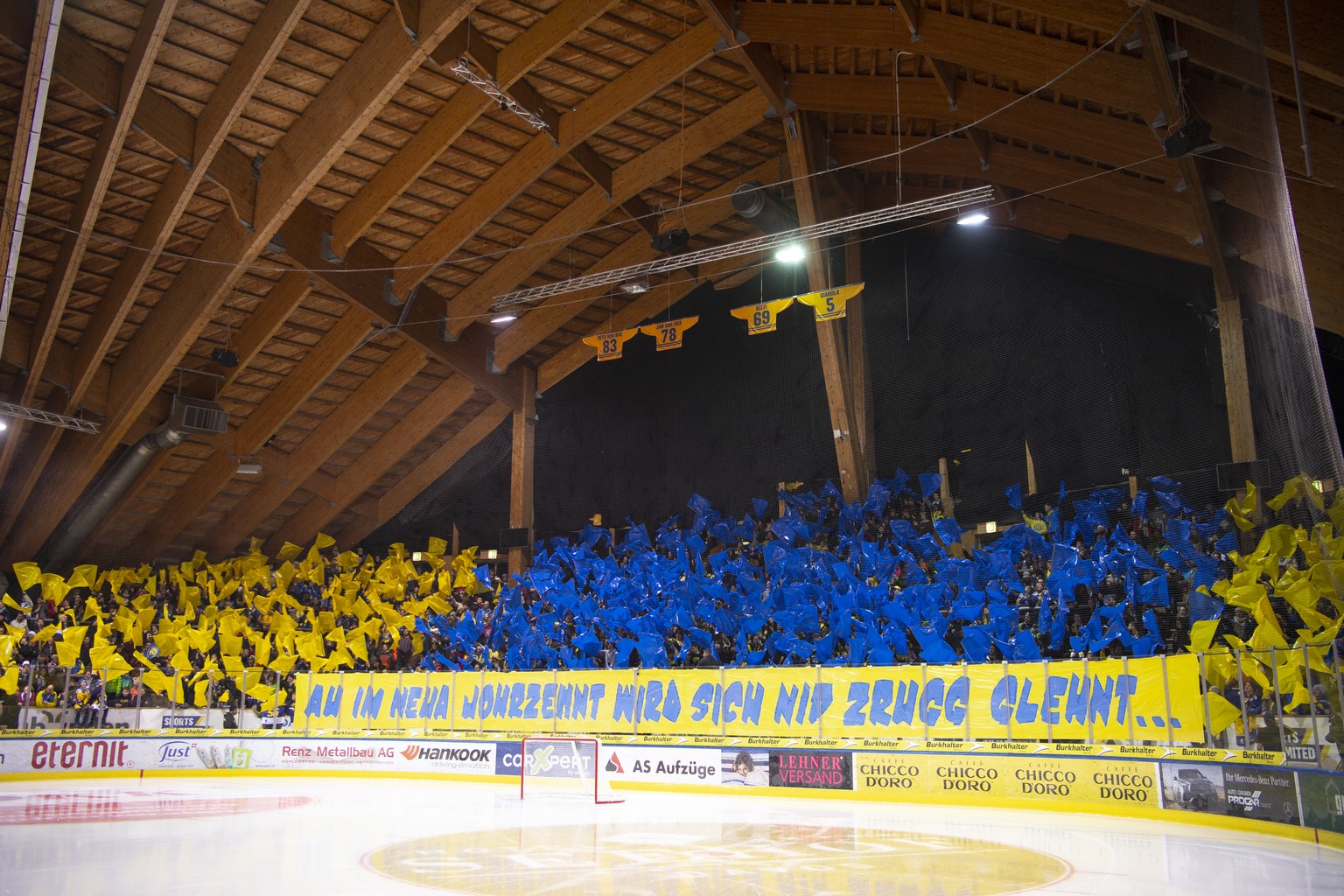 Choreo der Davoser in der Ostkurve vor Spielbeginn, beim Eishockey-Qualifikationsspiel der National League A zwischen dem HC Davos und den SC Rapperswil Jona Lakers, am Donnerstag, 02. Januar 2020 im  ...