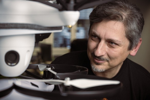 <p>Der Amerikaner mit russischen Wurzeln, Alex Pachikov (45) entwickelt in Stallikon bei Zürich Security-Drohnen.</p>