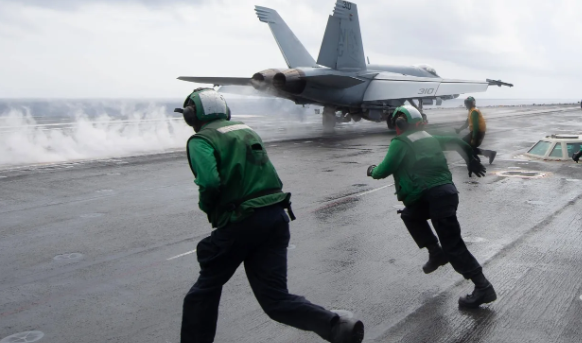 Start eines Kampfjets auf dem US-Flugzeugträger USS John C. Stennis mit Hilfe eines Dampfkatapults: Neue Schiffe setzen auf elektromagnetische Katapulte.