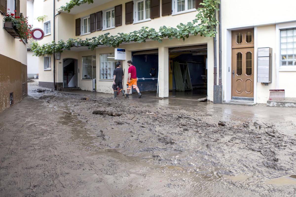 Schmutz und Geroell auf den Strassen von Pfaeffikon, am Dienstag, 26. Juli 2016. Heftige Gewitter sind in der Nacht auf Dienstag ueber die Schweiz gezogen. Die Feuerwehren im Kanton Schwyz standen weg ...