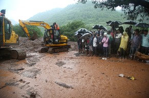 Retter befürchten keine Überlebenden mehr aus der meterhohen Schicht aus Schlamm zu bergen. Ein Erdrutsch in der Monsunszeit hat am Mittwoch ein ganzes Dorf überrollt.