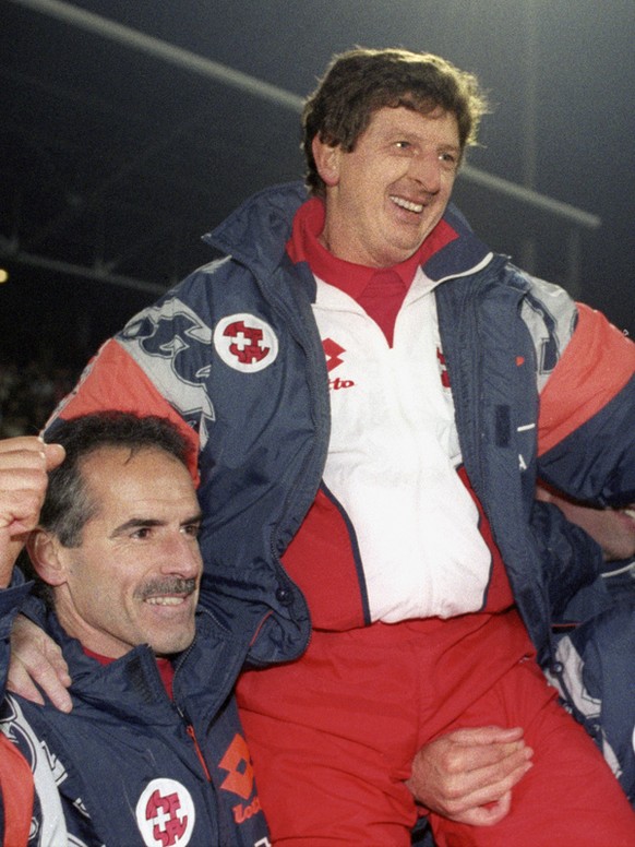 Roy Hodgson, Mitte, Trainer der Schweizer Fussball-Nationalmannschaft, und sein Assistenztrainer Hans-Peter &quot;Bidu&quot; Zaugg, links, feiern am 17. November 1993 in Zuerich den 4 zu 0 Sieg im WM- ...