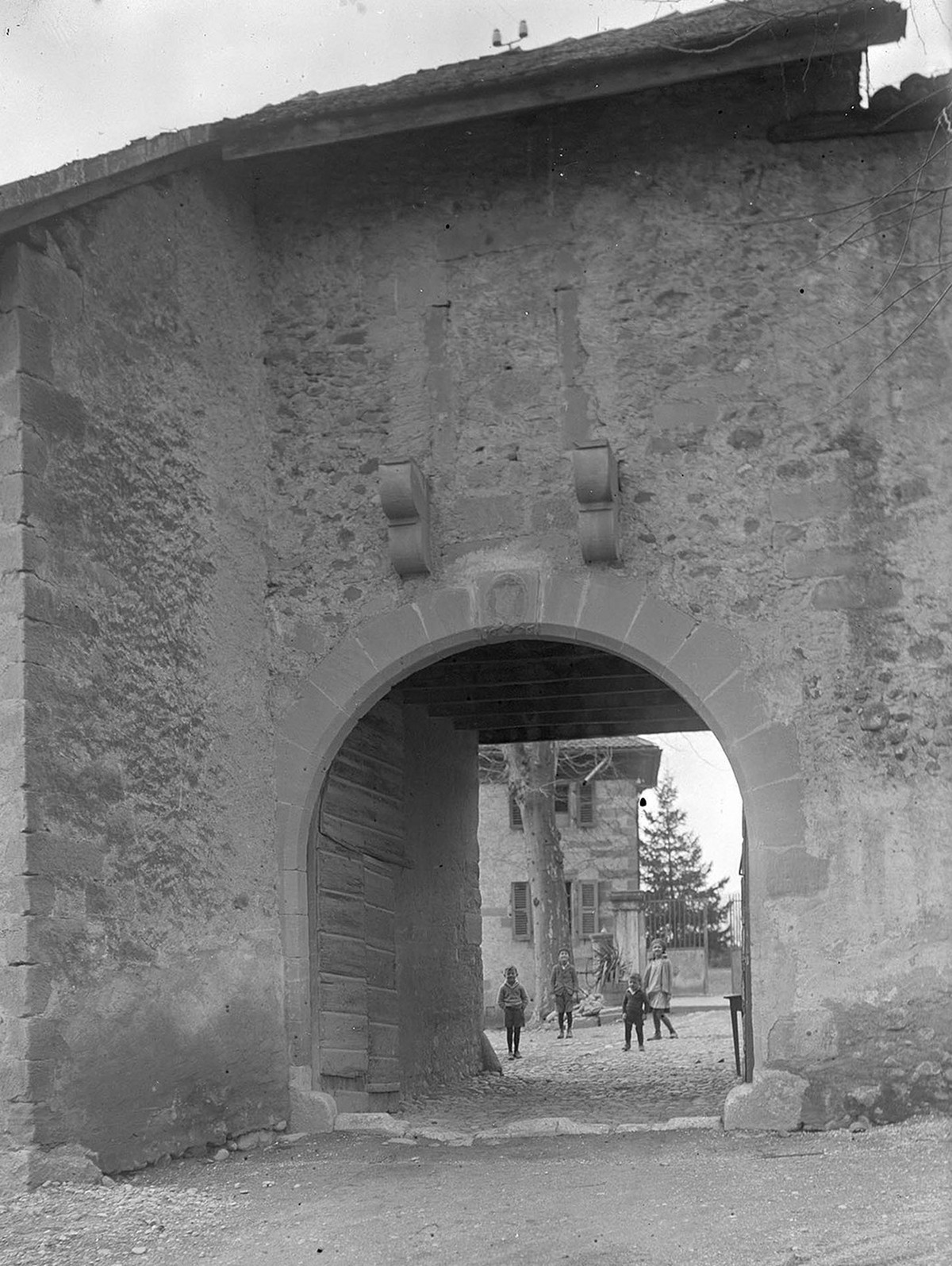 L'ancien château de La Grave à Avusy, sur une photo prise vers 1930.
https://notrehistoire.ch/entries/xy9Ylk07Wj6
