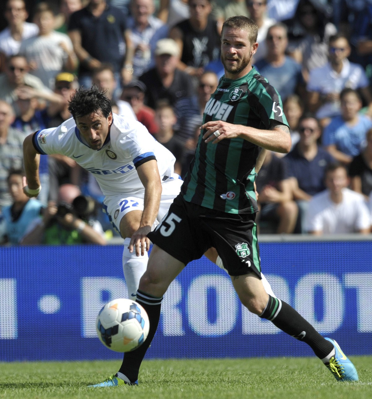 Als Spieler von Sassuolo versuchte Rossini 2013 vergeblich, Inter-Angreifer Diego Milito am Schuss zu hindern.