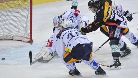 Der Berner Luca Hischier, rechts, und die Zuger Tobias Stephan und Carl Klingenberg, von links, kaempfen um den Puck, waehrend dem Eishockey-Meisterschaftsspiel der National League A zwischen dem SC B ...