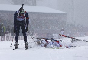 Martin Fourcade stürzt ins Ziel – und verpasst &nbsp;Gold um Zentimeter.