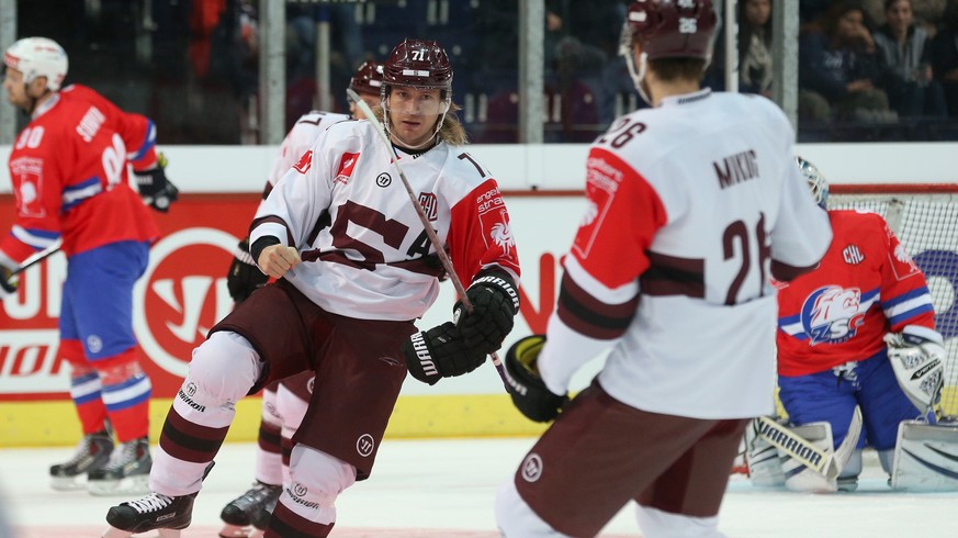 Zuerich, 06.10.2015, Eishockey Champions Hockey League - ZSC Lions - Sparta Prag, Jubel beim Torschuetzen zum 0:1 Tomas Netik (Nr. 71, Sparta) und dem Team nach dem Tor, Entteauschung bei den Spielern ...