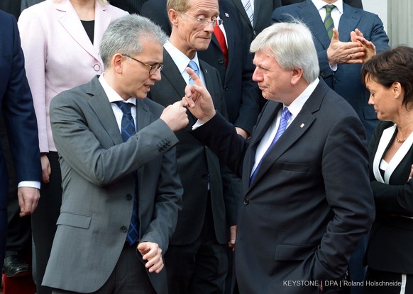 ARCHIV - 18.01.2014, Hessen, Wiesbaden: Ministerpräsident Volker Bouffier (CDU - r) unterhält sich am 18.01.2014 nach der konstituierenden Sitzung des hessischen Landtags mit Tarek Al-Wazir (Bündnis 9 ...