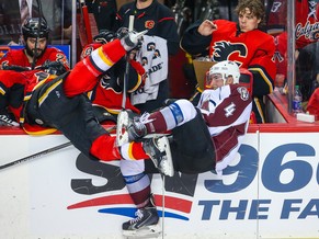 Jonas Hiller verfolgte den Kampf zwischen Colorado und Calgary lediglich von der Bank.