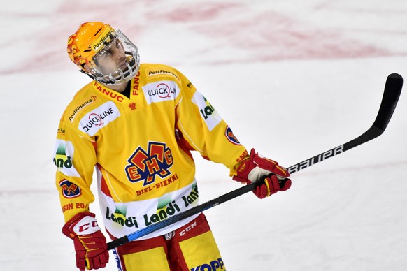 Der Bieler PostFinance TopScorer Luca Cunti blickt in Richtung der Matchuhr, im Eishockey-Qualifikationsspiel der National League zwischen dem HC Davos und dem EHC Biel, am Montag, 21. Dezember 2020,  ...