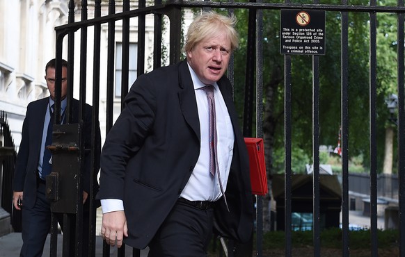 epa06859990 British Secretary of State for Foreign Affairs Boris Johnson arrives at Downing Street for a cabinet meeting in London, Britain, 03 July 2018. EPA/ANDY RAIN