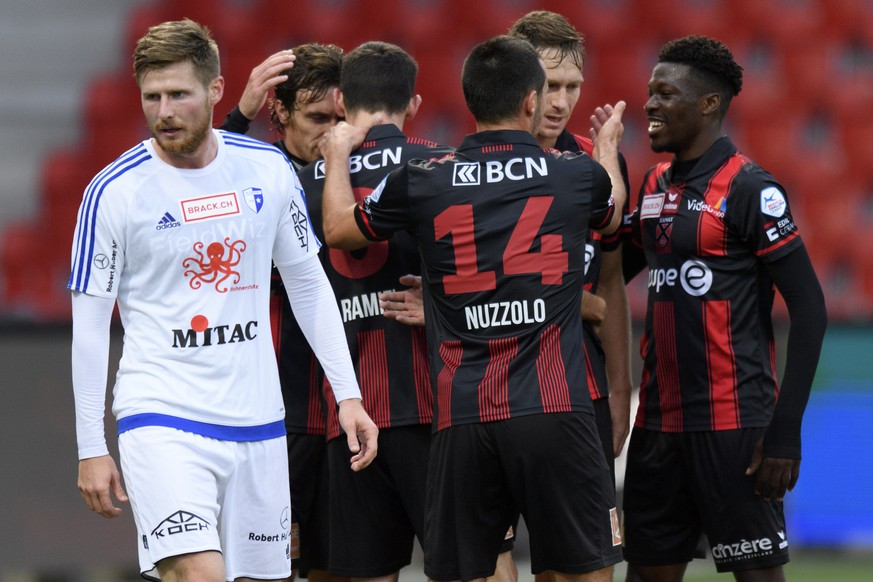 Les joueurs neuchatelois celebrent le 4eme but proche de la deception du joueur argovien Sead Hajrovic, gauche, lors de la rencontre de football de Challenge League entre le Neuchatel Xamax FCS et FC  ...