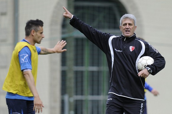 Vladimir Petkovic, le nouvel entraineur du FC Sion, donne des consignes a ses joueurs lors de son premier entrainement ce mardi 15 mai 2012 a Martigny. (KEYSTONE/Jean-Christophe Bott)