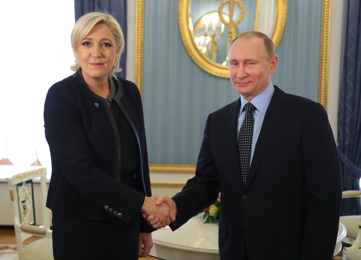 epa05867602 French presidential candidate and far-right Front National political party's leader Marine Le Pen (L) shakes hands with Russian President Vladimir Putin (R) during a meeting in the Kr ...