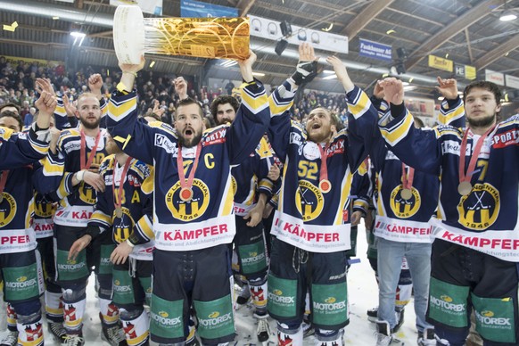 Langenthals Spieler und Staff feiern den NLB Meistertitel, nach dem siebten Playoff-Finalspiel der National League B zwischen dem SC Langenthal und dem SC Rapperswil-Jona Lakers, am Dienstag, 4. April ...