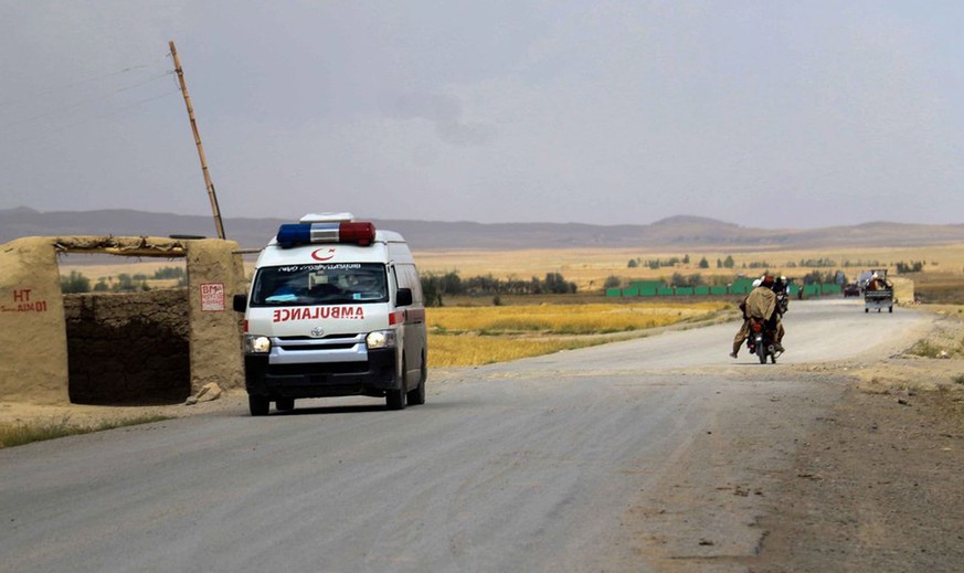 epa10027422 An ambulance shifts injured victims of the earthquake from Paktia to hospitals in Ghazni, Afghanistan, 22 June 2022. More than 1,000 people were killed and over 1,500 others injured after  ...