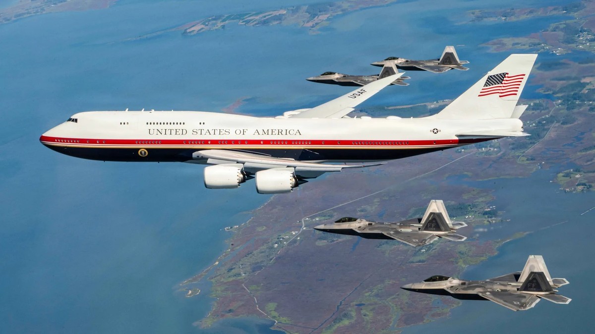 L'avion présidentiel offert par le Qatar, ici escorté par des avions de chasse. Il semblerait qu'il y ait des préoccupations en matière de sécurité sur l'appareil. (Photo d'archive ...