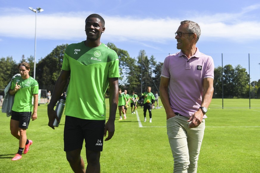 Neuzgang Kwadwo Duah, links, im Gespraech mit St. Gallens Praesident Matthias Hueppi, im Training des FC St. Gallen, am Mittwoch, 18. August 2020, im Gruendenmoos in St. Gallen. (KEYSTONE/Gian Ehrenze ...