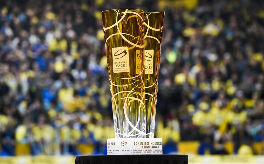 Der Meisterpokal, aufgenommen vor dem vierten Playoff-Finalspiel der National League A zwischen dem HC Davos und den ZSC Lions, am Donnerstag, 9. April 2015, in der Vaillant Arena in Davos. (KEYSTONE/ ...