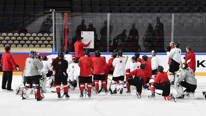 Switzerland’s head coach Patrick Fischer, center, and the player look on during a training session during the Ice Hockey World Championship in Paris, France on Wednesday, May 17, 2017. (KEYSTONE/Peter ...