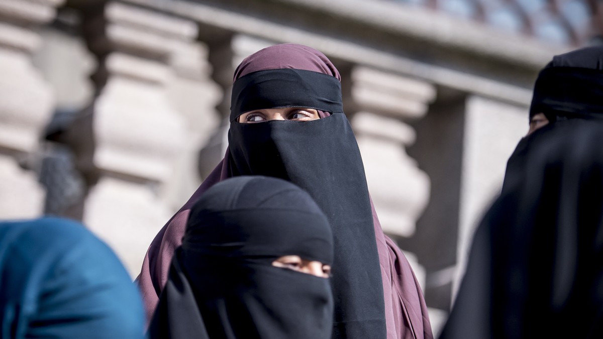 Geb-sst-wurden-in-Z-rich-wegen-dem-Burka-Verbot-fast-nur-M-nner