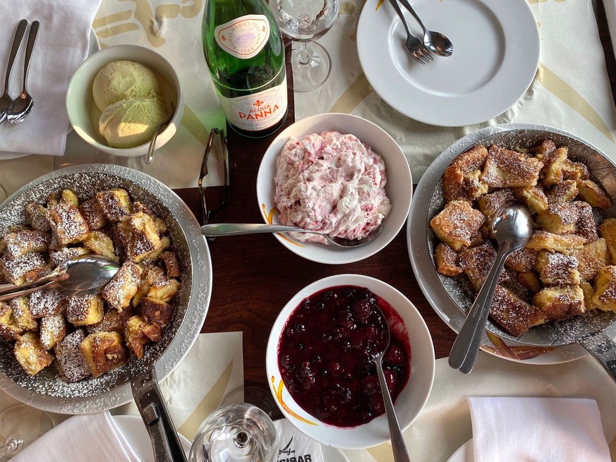 Kaiserschmarrn mit Alles!"
So etwas habe ich noch nicht gehabt, so gut wie in der Sansibar. Mein Summer-Feast ever...
Eigentlich denkt man es sich einfach, denn Mehl, Milch, Eier und etwas Zucker ...