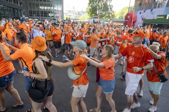 &lt;p&gt;Oranje ist zurück in der Schweiz: Bei der Polonaise in Luzern kommen direkt Erinnerungen an die niederländische Invasion in Bern während der EM 2008 auf.&lt;/p&gt;