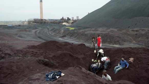 21.01.2011, Lubumbashi, Provinz Katanga
Am Rande der Abraumhalde (franz. terril) der ehemaligen staatlichen Minengesellschaft GŽcamines graben junge MŠnner illegal nach Erzen. Da sich die technologisc ...