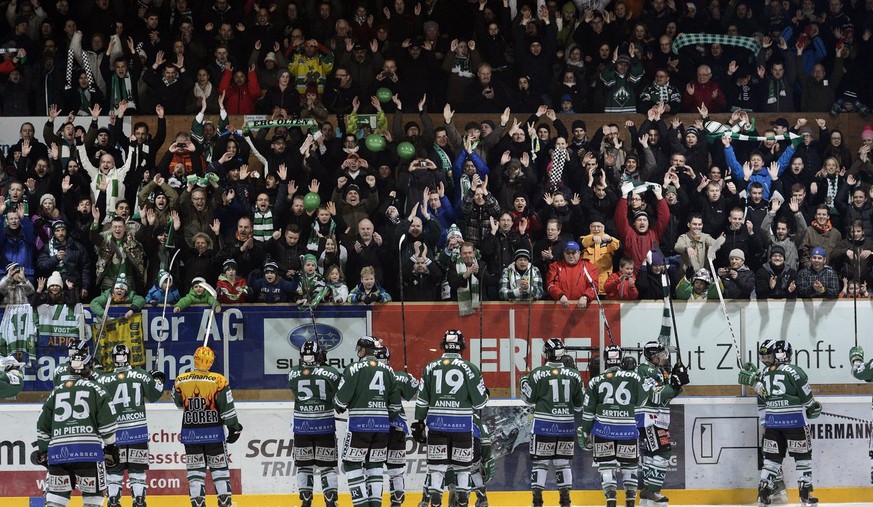 Die Oltener Spieler lassen sich von den Fans feiern nach dem gewonnenen sechsten Halbfinal-Playoffspiel der National League B zwischen dem EHC Olten und dem SC Langenthal in der Eishalle Kleinholz in  ...