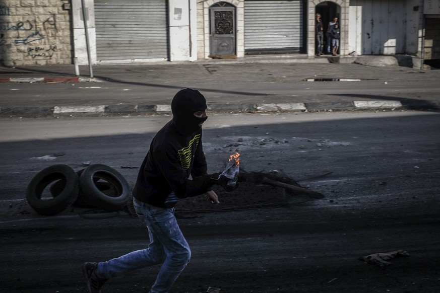 Jugendlicher mit Molotowcocktail im Oktober in Jerusalem.