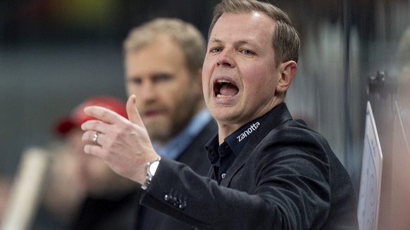Head Coach Martin Filander (EHCB) gibt Anweisungen bei dem Spiel der Eishockey National League zwischen den ZSC Lions und dem EHC Biel-Bienne am Dienstag, 23. Dezember 2025 in der Swisslife Arena in Z ...