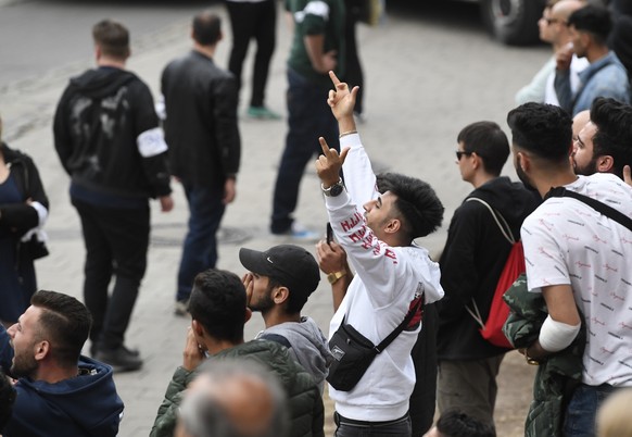 epa06976993 Counter demonstrators react to right wing protesters gathering at the place where a man was stabbed overnight 25 August 2018, in Chemnitz, Germany, 27 August 2018. A 35-year-old man report ...