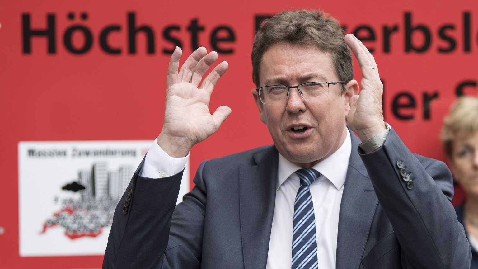 SVP-Parteipraesident und Nationalrat Albert Roesti spricht bei der Einreichung der Unterschriften zur Volksinitiative fuer eine massvolle Zuwanderung, die sogenannte Begrenzungs-Initiative, am Freitag ...