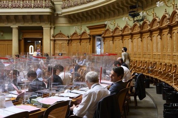 Beat Walti, FDP-ZH, rechts, spricht mit Kurt Fluri, FDP-SO, links, waehrend der Sommersession der Eidgenoessischen Raete, am Donnerstag, 10. Juni 2021 im Nationalrat in Bern. (KEYSTONE/Anthony Anex)