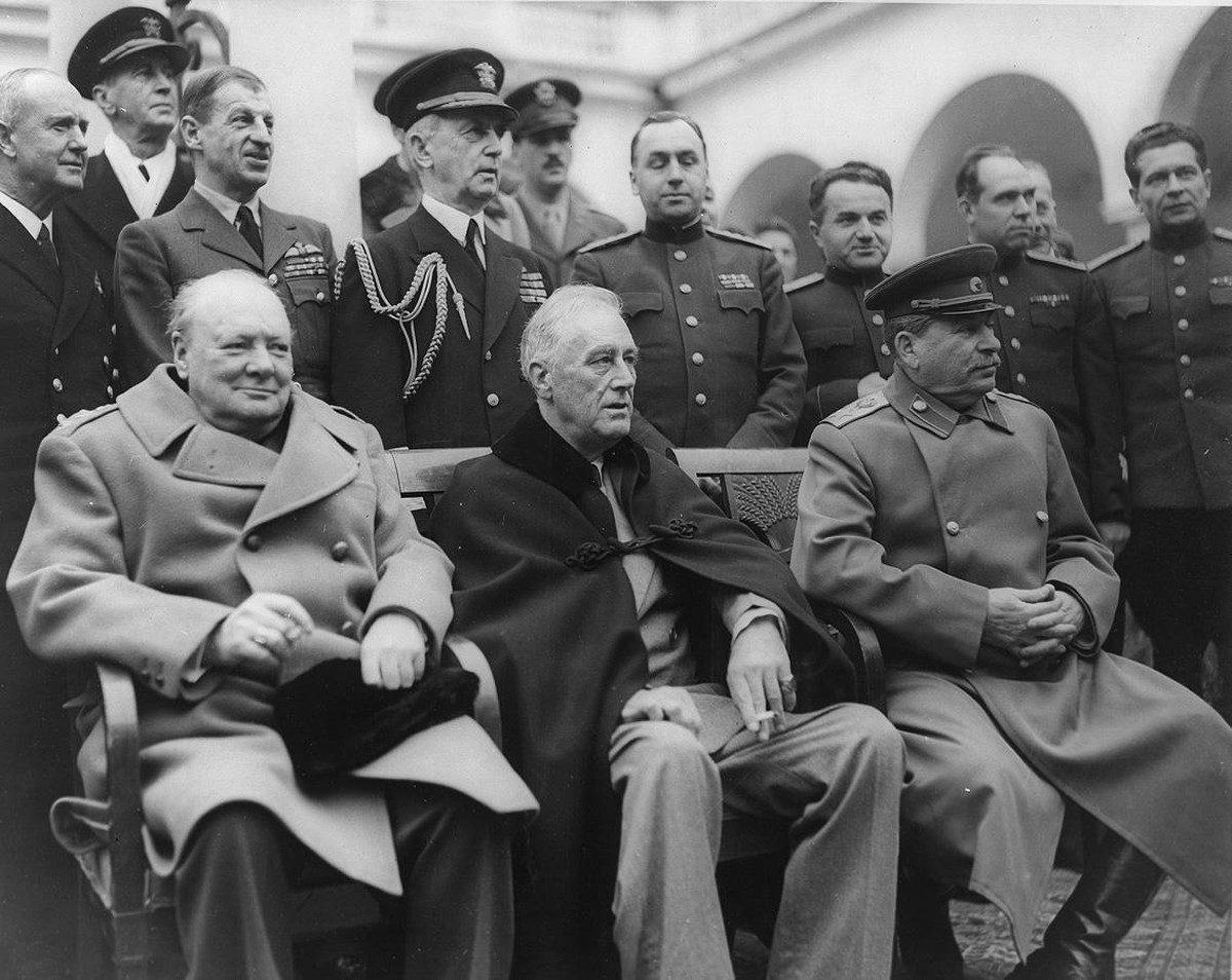 Gruppenfoto nach dem Abschluss der Konferenz von Jalta: Winston Churchill, Franklin D. Roosevelt und Josef Stalin.