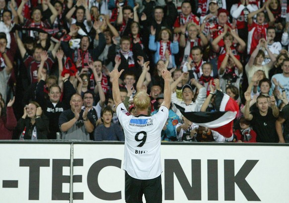 Rainer Bieli, Mitte, von Aarau feiert sein Tor zum 2:0 beim Fussball Super League Meisterschaftsspiel zwischen dem FC Aarau und Neuchatel Xamax vom Samstag, 6. August 2005 auf dem Bruegglifeld in Aara ...