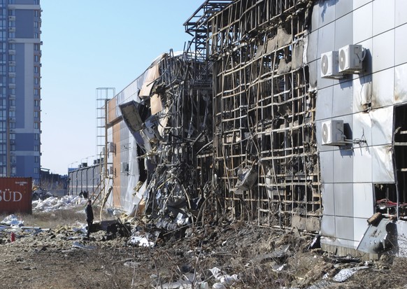 epa11978022 Local people inspect the site of a drone strike in Odesa, southwestern Ukraine, 21 March 2025, amid the Russian invasion. As a result of overnight Russian drone strikes on the Odessa regio ...
