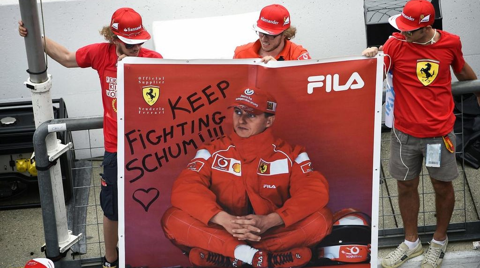 Die Schumi-Fans geben die Hoffnung nicht auf.