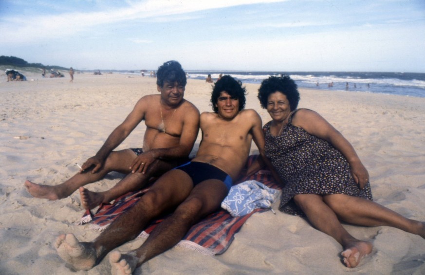 Diego Maradona 2019 - filmstill With mother and father at the beach Diego Maradona 2019 EDITORIAL USE ONLY Copyright: xCAP/SFSx