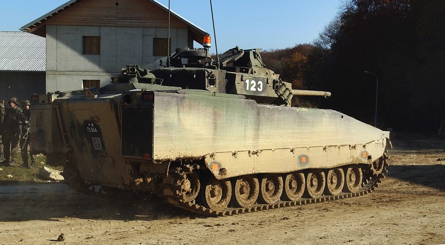 Heute fahren die Panzergrenadiere mit einem modernen Schützenpanzer ins Gefecht, dem schwedischen Combat Vehicle (CV) 9030, die Schweizer Armee nennt ihn Spz 2000.