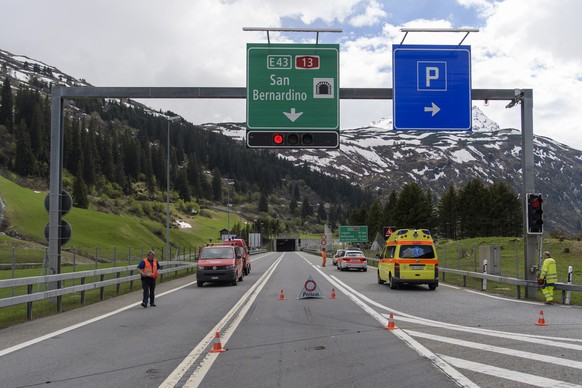 epa06747267 View of the closed San Bernardino Tunnel in Hinterrhein, Switzerland, 18 May 2018. As the police reports, a German bus caught fire in the afternoon of 18 May. All passengers are supposedly ...