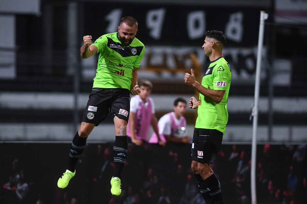 Lugano's player Mijat Maric, left, celebrates the 3-1 goal, during the Super League soccer match FC Lugano against FC Servette, at the Cornaredo Stadium in Lugano, Friday, July 31, 2020. (KEYSTON ...