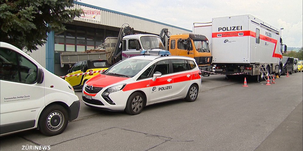 Mitarbeiter fanden den 30-Jährigen leblos im Geschäft. Er sei offenbar von einem Landsmann abgestochen worden. Die Polizei nahm 8 Menschen fest.