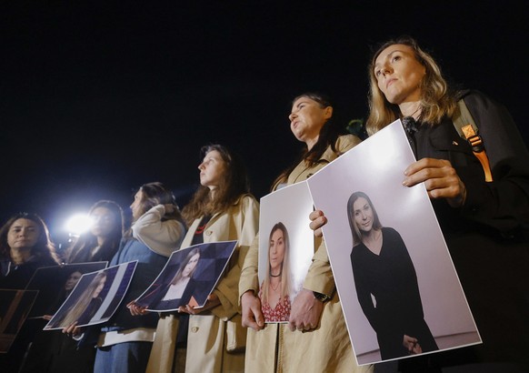 epa11655229 Ukrainians take part in a ceremony to commemorate late Ukrainian journalist Victoria Roshchyna in Independence Square in downtown Kyiv, Ukraine, 11 October 2024. Russian authorities confir ...