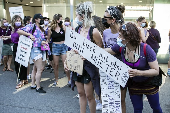 Frauen demonstrieren anlaesslich dem Frauenstreik, am Montag, 14. Juni 2021, in Bern. (KEYSTONE/Peter Schneider)