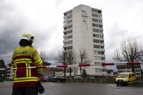 Ein vom Sturmtief "Niklas" beschaedigtes Wohngebaeude, aufgenommen am Dienstag, 31. Maerz 2015, in Littau. Gemaess ersten Erkenntnissen wurde niemand verletzt. Das Gebiet wurde durch die Feu ...