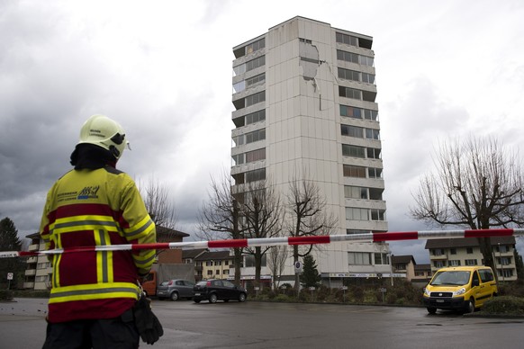 Ein vom Sturmtief &quot;Niklas&quot; beschaedigtes Wohngebaeude, aufgenommen am Dienstag, 31. Maerz 2015, in Littau. Gemaess ersten Erkenntnissen wurde niemand verletzt. Das Gebiet wurde durch die Feu ...