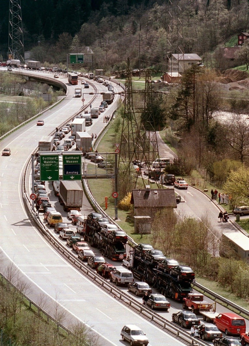 Der Stau am Donnerstag, 9. April 1998, vor dem Gotthardtunnel gehoert genauso zu den Ostertagen wie der Osterhase und das Osterei. Die Laenge der Blechschlange vor dem Gotthard betrug am Gruendonnerst ...