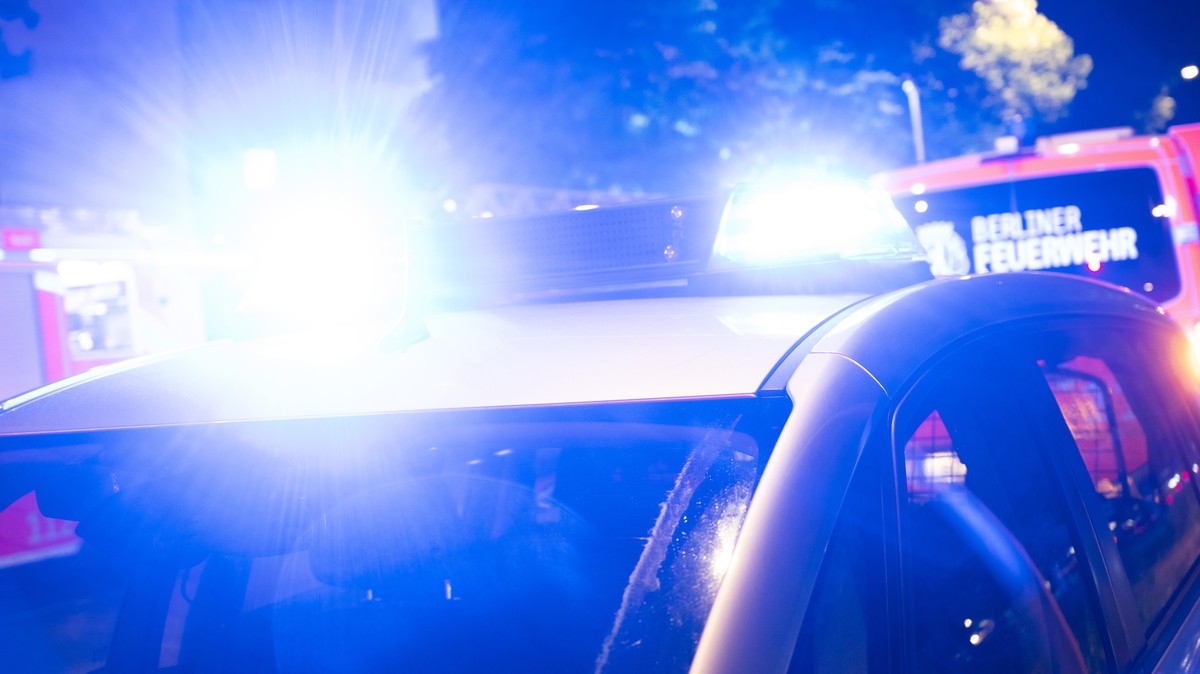 ARCHIV - 23.05.2022, Berlin: Ein Polizeiauto steht an einem Brandort. (Symbolbild) (zu dpa: